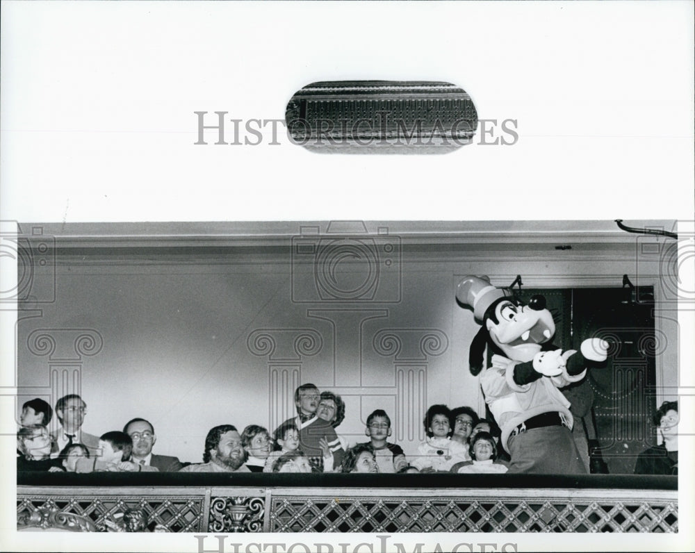 1984 Press Photo Children at Donald Duck Birthday Concert With Pluto - Historic Images