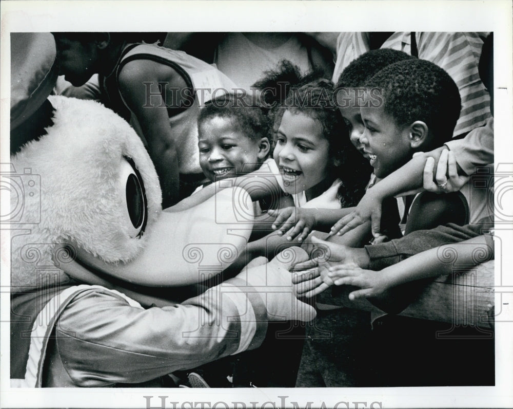 1984 Press Photo Donald Duck Franklin Park Childrenâ€s Zoo - Historic Images