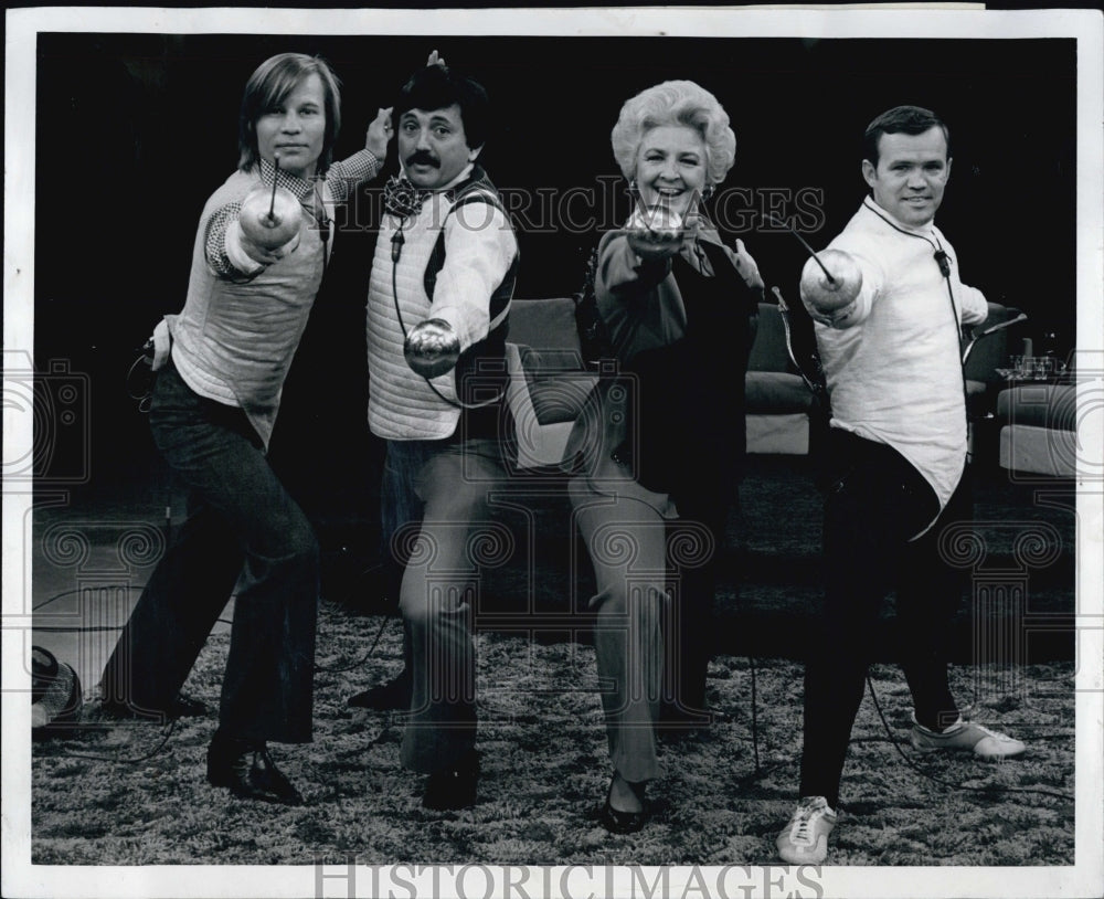 1974 Press Photo Actor Michael York & Marty Brill in "The Three Musketeers" - Historic Images