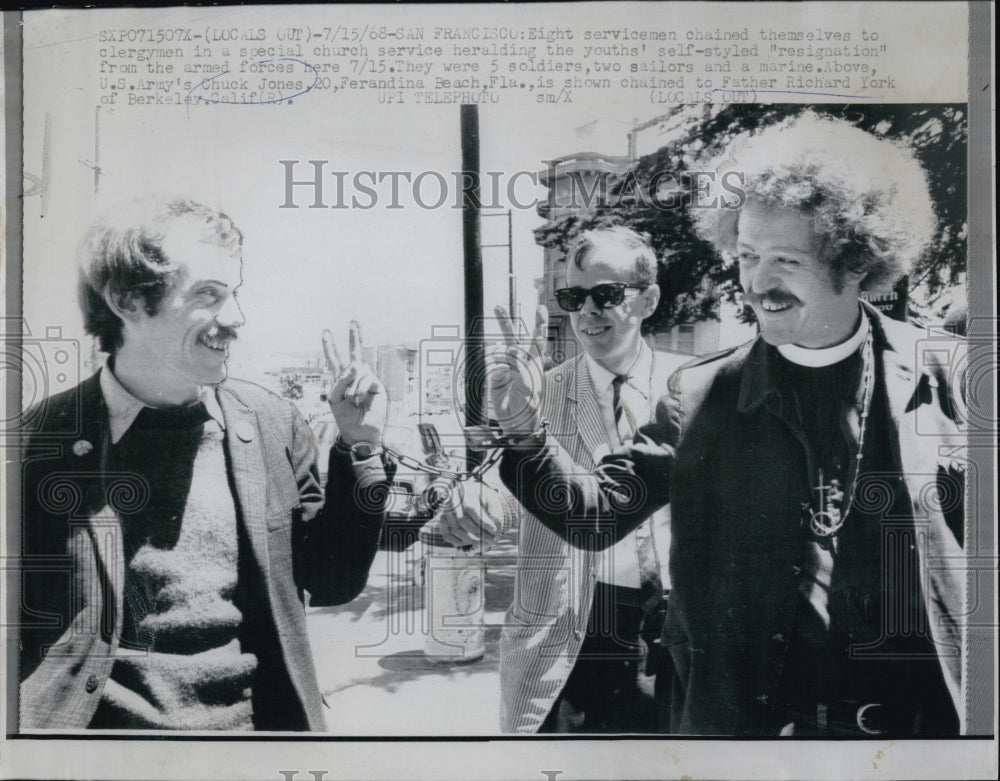 1968 Press Photo Eight Servicemen Chained to Clergyman Father Richard York - Historic Images