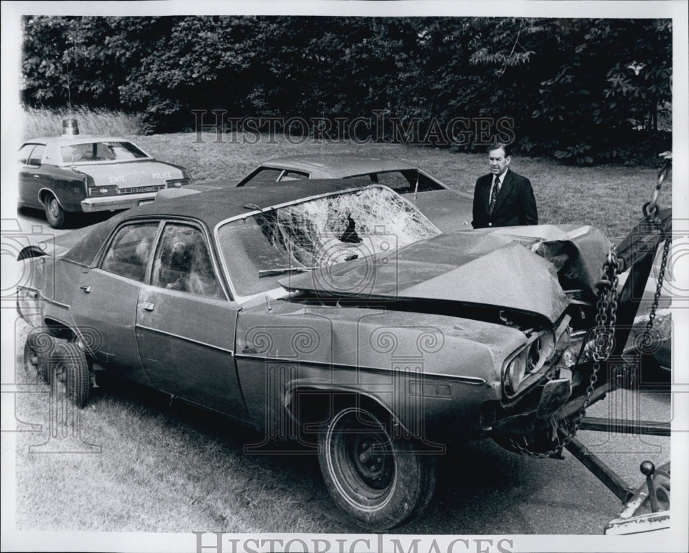 1976 Press Photo John Keohe With Car After Bombing - Historic Images