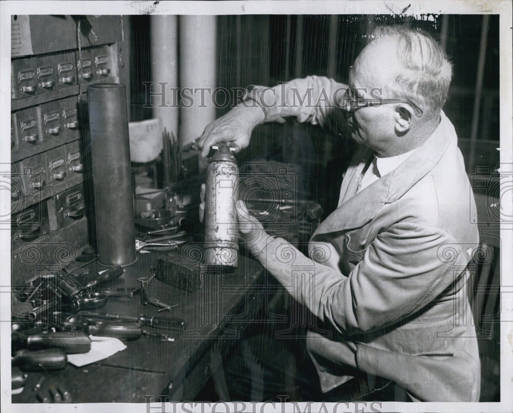 1958 Press Photo Earl Laird Boston Police Ballistic Expert Artillery Shell - Historic Images