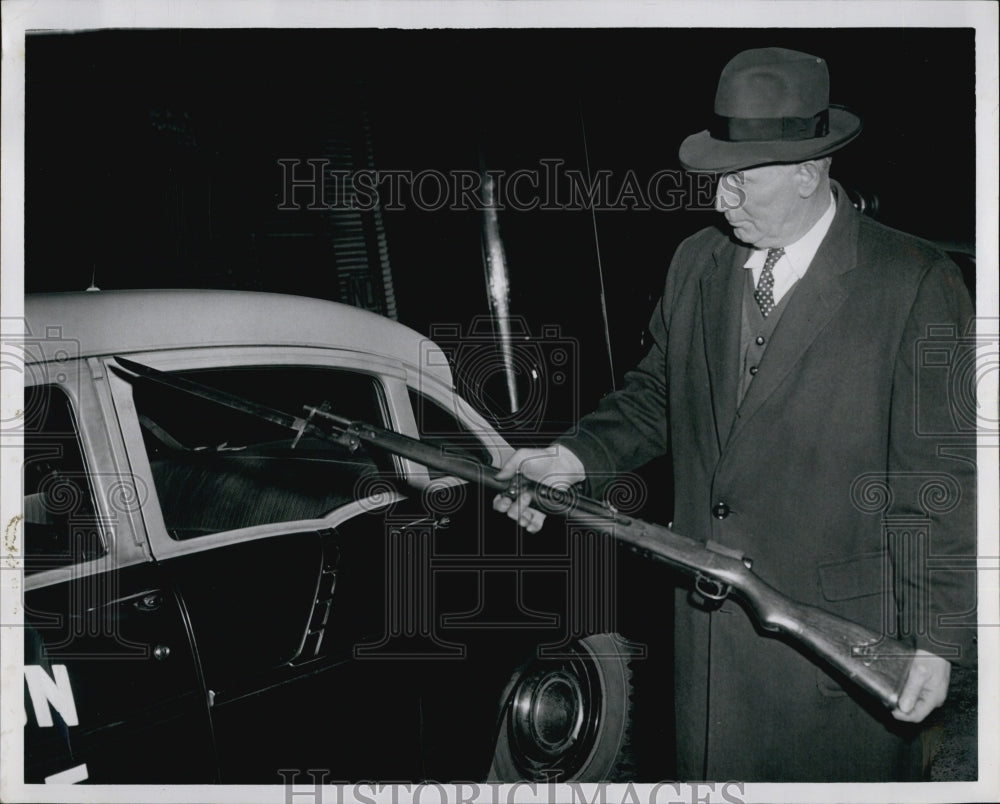 1959 Press Photo Earl Laird Boston Police Ballistics Expert Rifle Bayonet - Historic Images