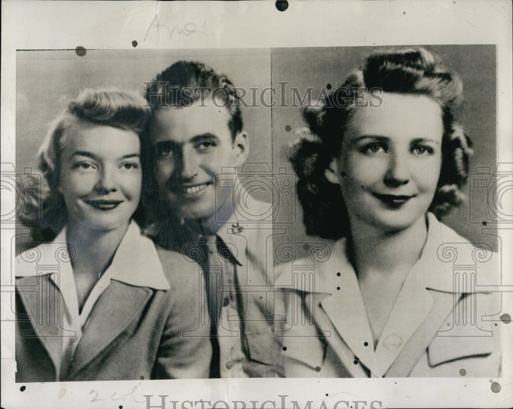 1946 Press Photo Capt. Archie Miller With Wife, Fay Miller, Lorene Jackson - Historic Images