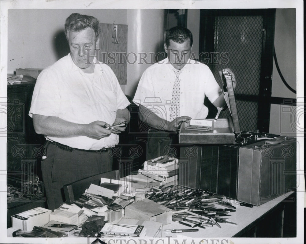 1959 Press Photo Charles Miller Allan Crisp With Criminal Evidence From Robbery - Historic Images