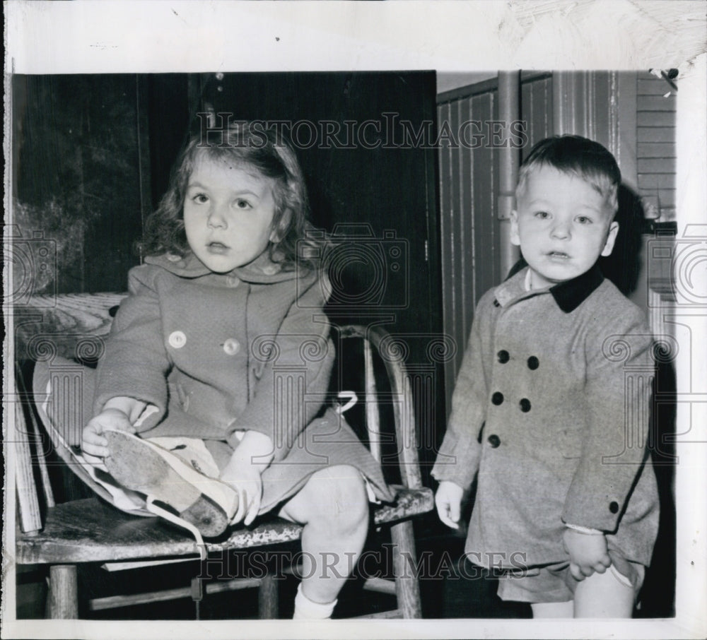 1965 Press Photo Abandoned Children Debbie Chris Miller Brooklyn Police Station - Historic Images
