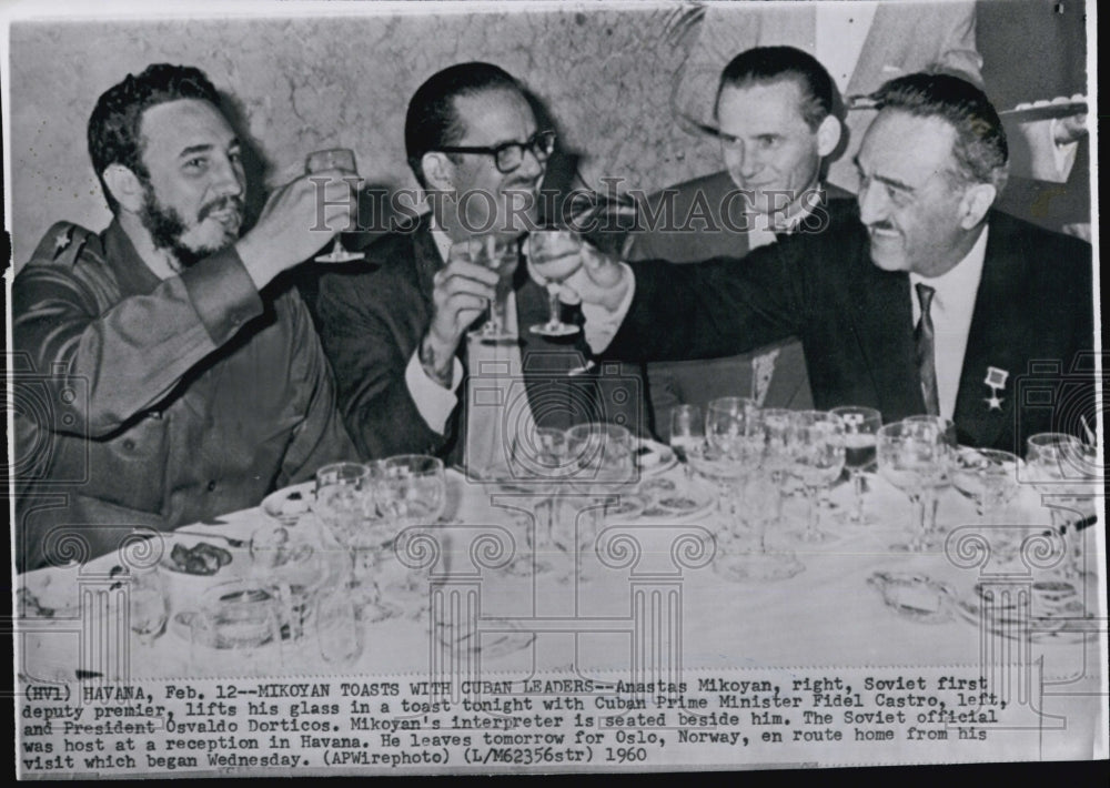 1960 Press Photo Anastas Mikoyan and Fidel Castro With Osvaldo Dorticos in Cuba - Historic Images