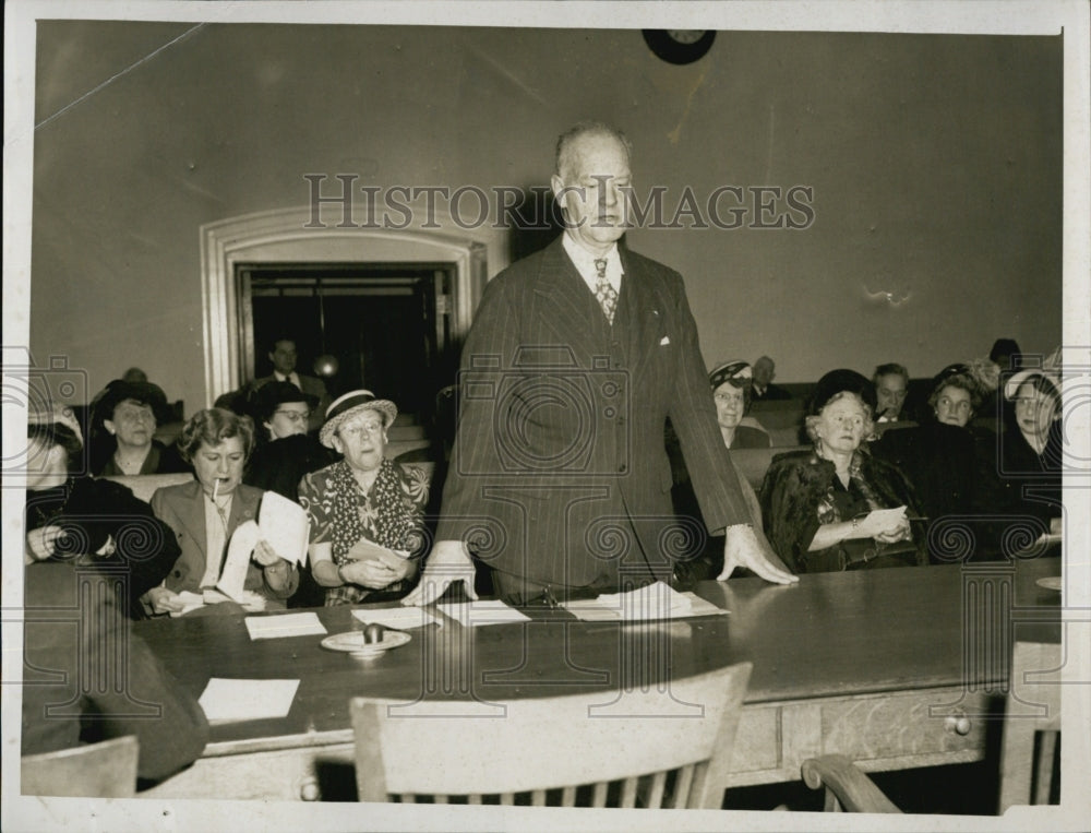 1958 Press Photo Sherman Miles at Vivisection State House - Historic Images