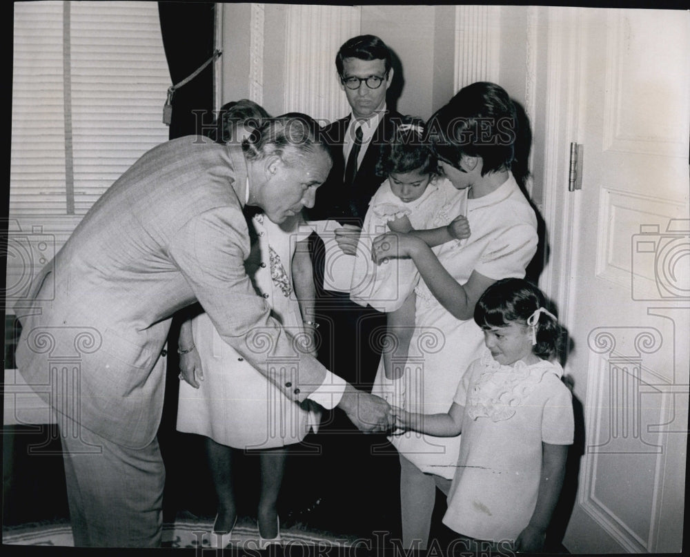 1969 Press Photo Gov Sargent Swearing in Howard Miller with His Family - Historic Images