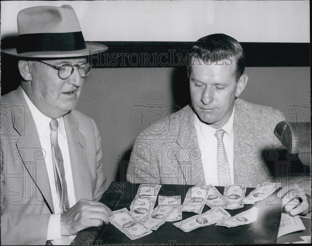 1956 Press Photo Sgt. John V. Miller and Insp. John L. Hampley examines money. - Historic Images