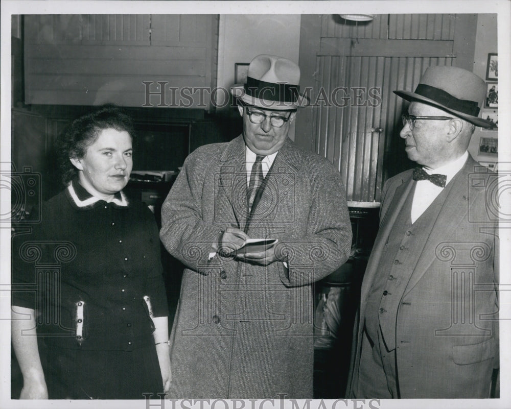 1960 Press Photo Mattapan Hold up, Linda Keleishik, Sgt John V. Miller. - Historic Images