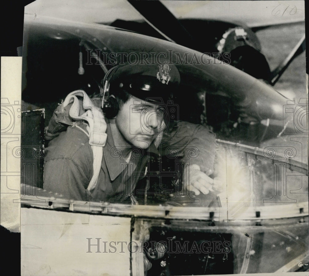 1951 Press Photo First Lt. Henry D. Miller on a U.S. Air Force B-26 light bomber - Historic Images