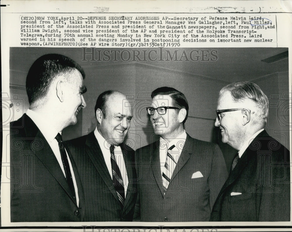 1970 Press Photo Assoc. Press Manager Paul Miller(L) talks with Melvin Blaird. - Historic Images