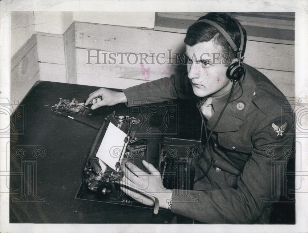 1943 Press Photo Pvt. John Quincy IV, at U.S Army Air Force radio School. - Historic Images