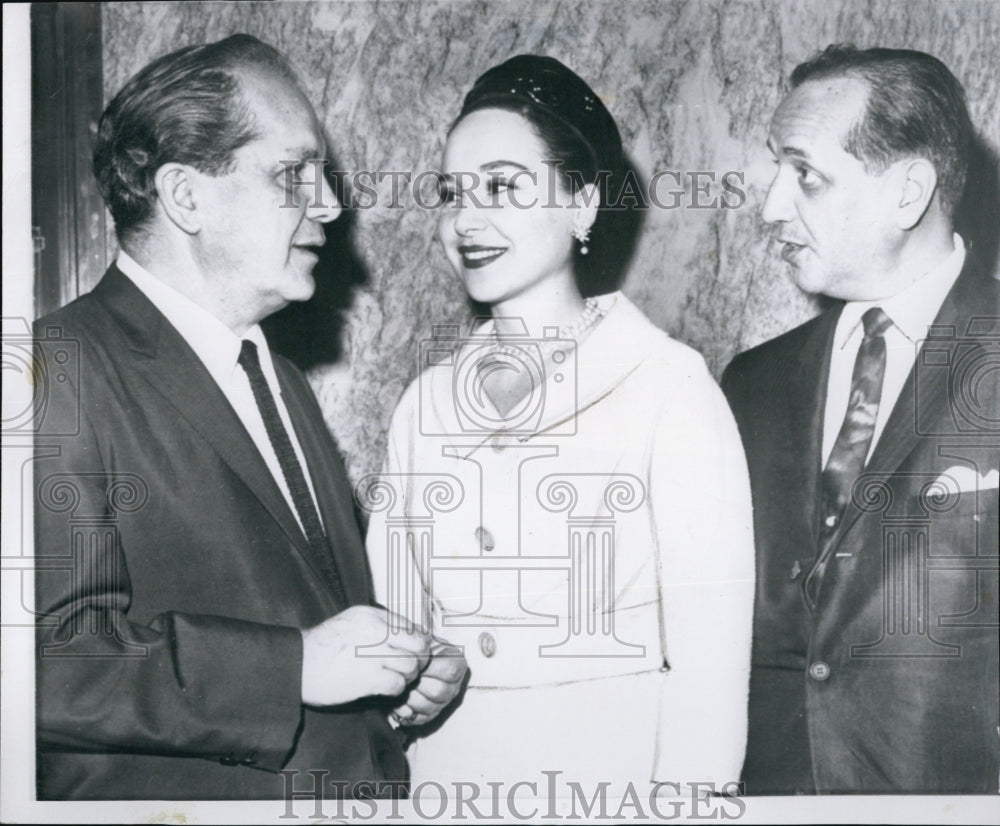 1962 Press Photo Comedian Joey Adam and wife talks with Jackie Bright. - Historic Images