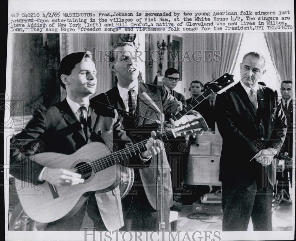 1965 Press Photo Young American Folk singers sings for Pres. Johnson. - Historic Images