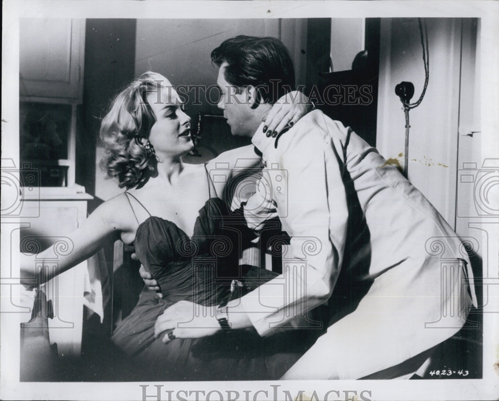 1956 Press Photo Dirk Bogarde and Jill Adams in scene from &quot; Doctor at Sea&quot;. - Historic Images