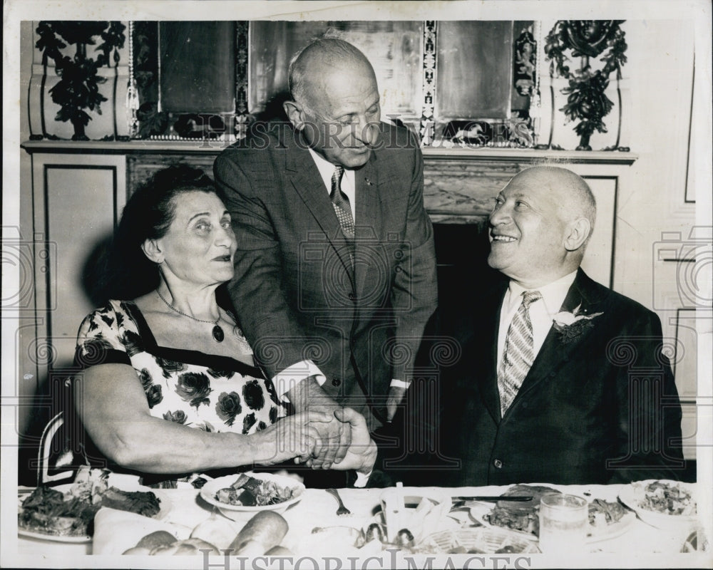 1959 Press Photo Mr. and Mrs. Max Miller, of Boston,wishes by his brother Eugene - Historic Images