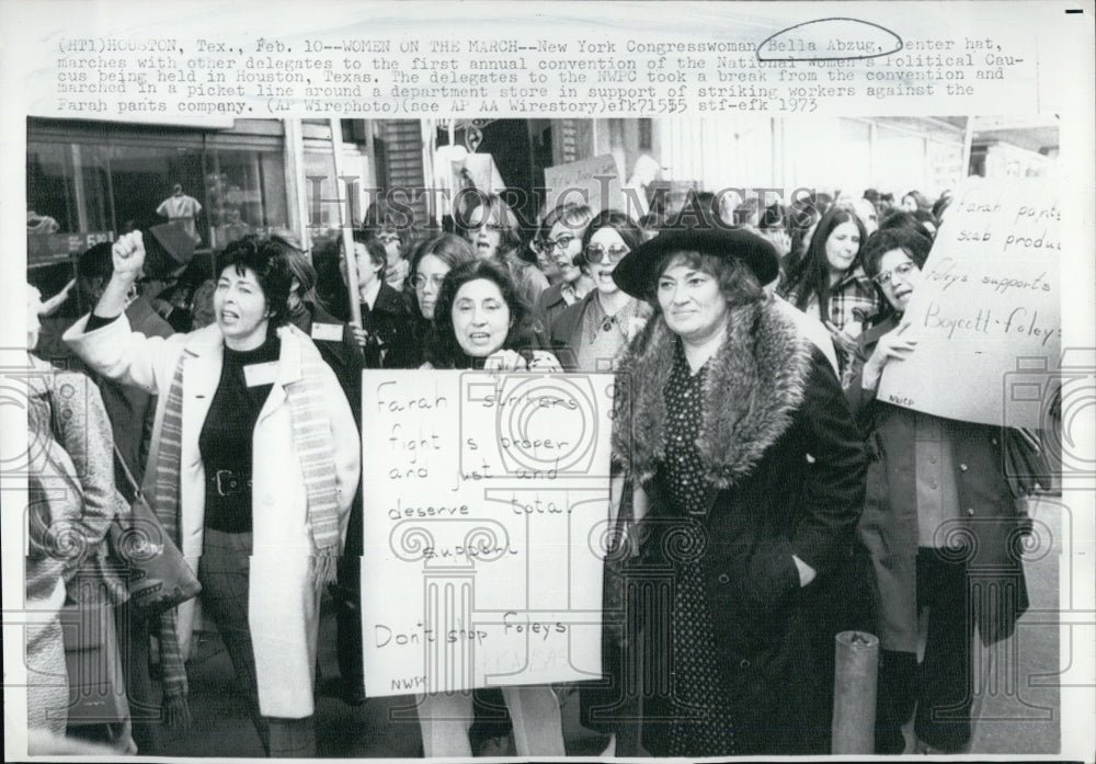 1973 Press Photo New York Congresswoman Bella Abzug marched in picket line. - Historic Images