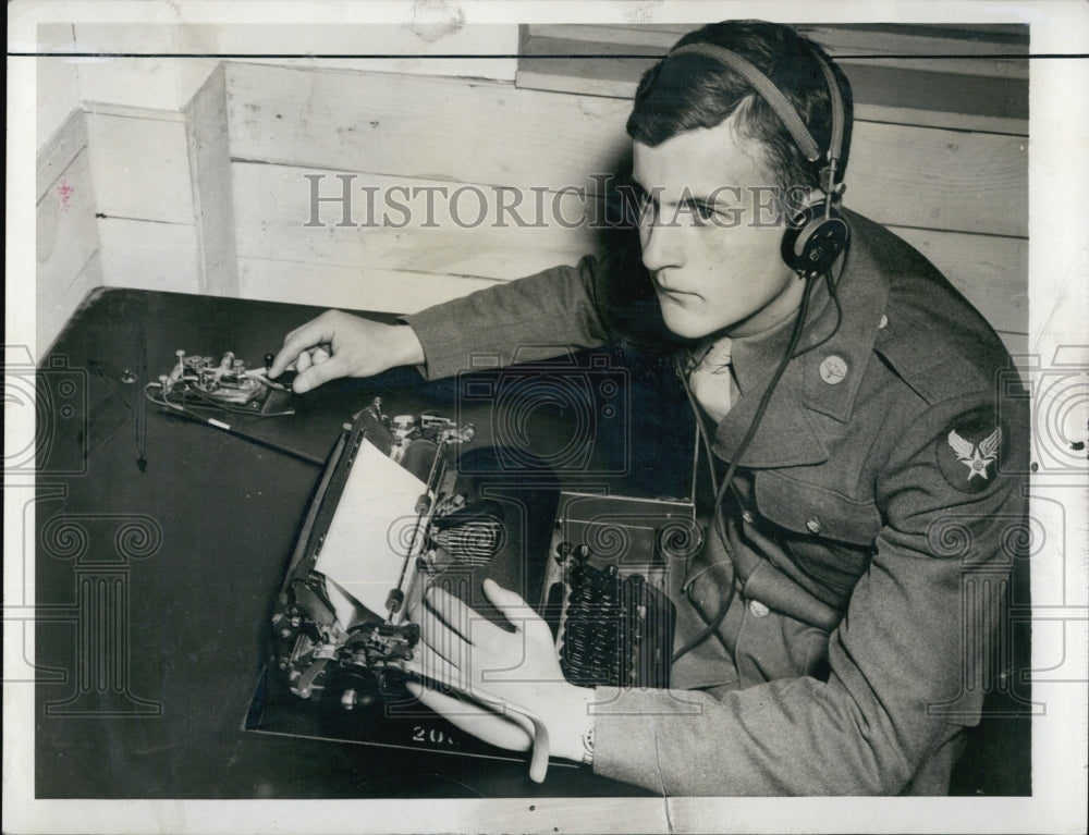 1943 Press Photo John Quincy Adams IV, work in the Parent Radio School. - Historic Images