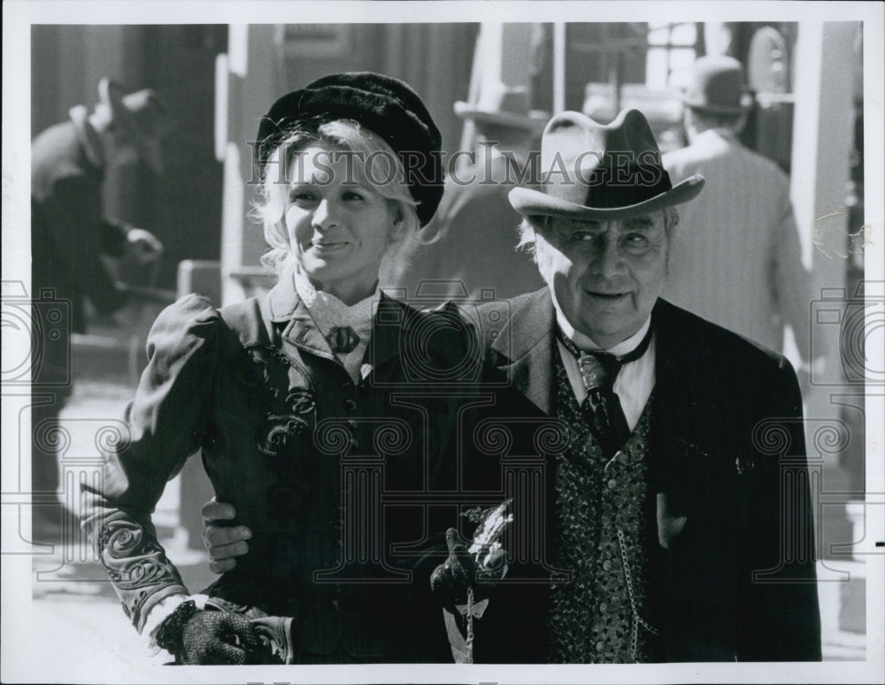 Press Photo Angie Dickinson and Luther Adler in &quot;The Detroit Connection&quot;. - Historic Images