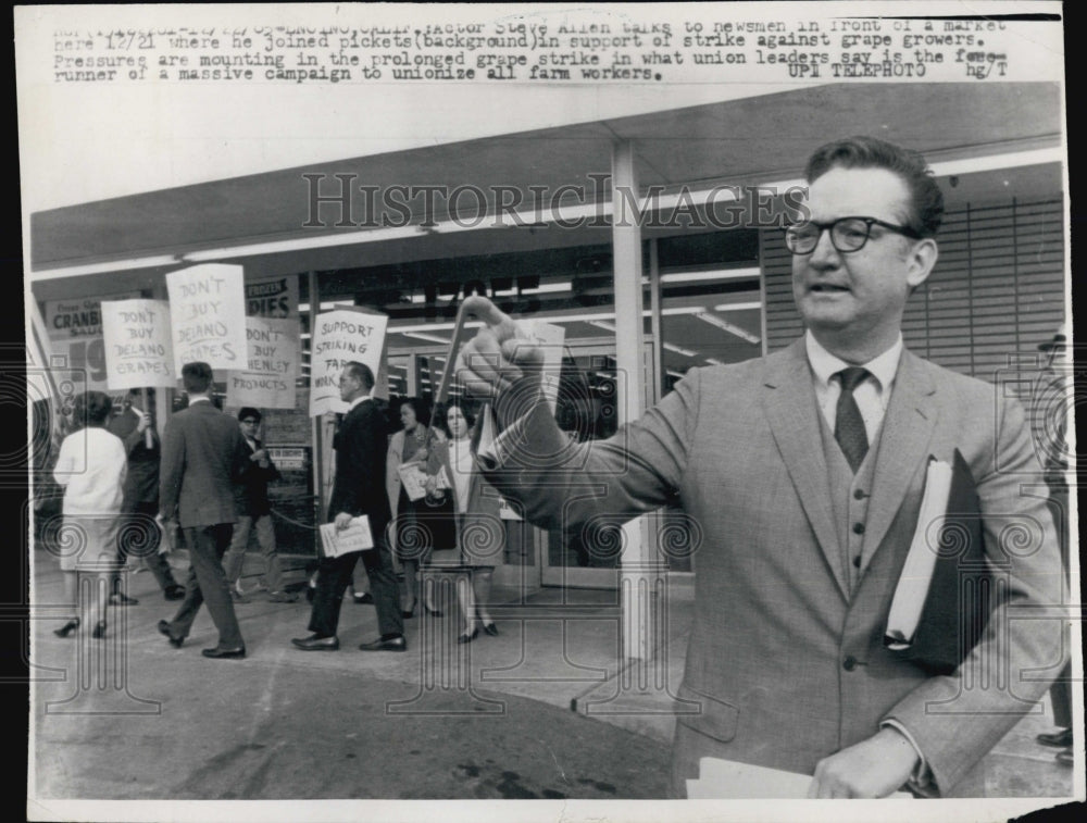 1965 Press Photo Steve Allen talk joined the picket in support to grape growers - Historic Images