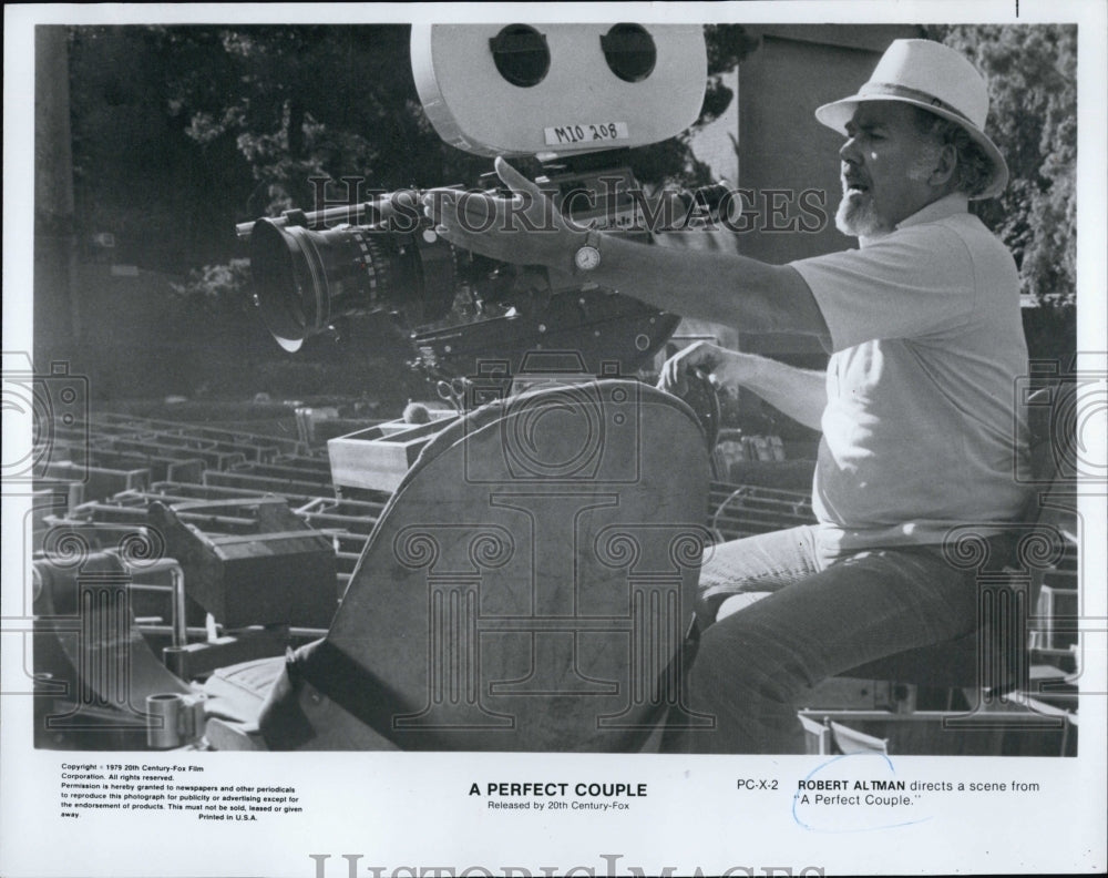 Press Photo Robert Altman directs a scene from &quot;A Perfect Couple&quot;. - Historic Images