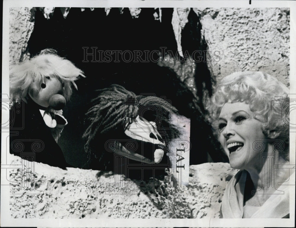 1972 Press Photo Fran ALlison with Kukla &amp; Ollie on &quot;The Reluctant Dragon&quot; - Historic Images