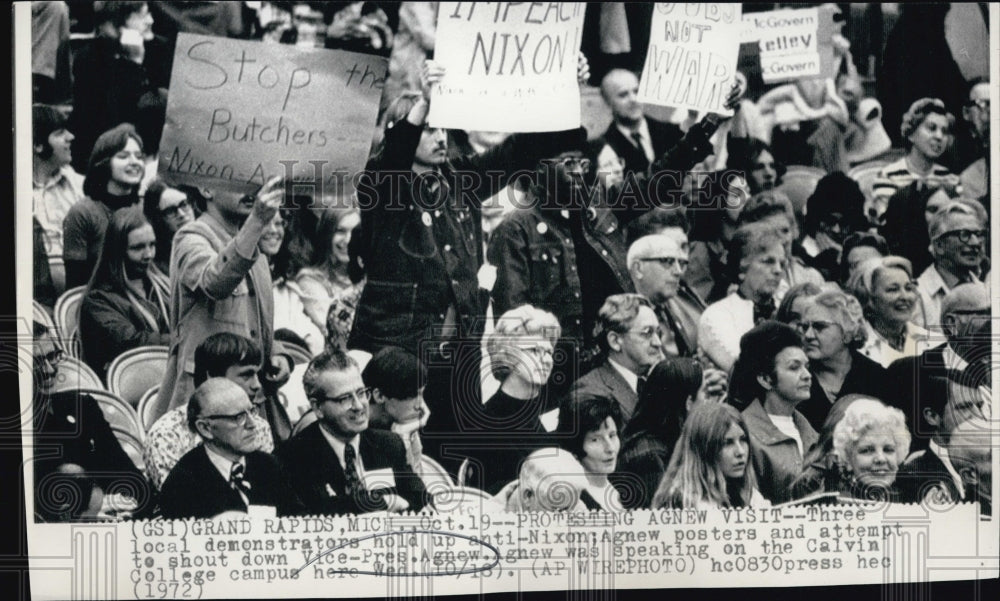 1972 Press Photo 3 protestors hold up anti-Nixon,Agnew posters at Calvin College - Historic Images