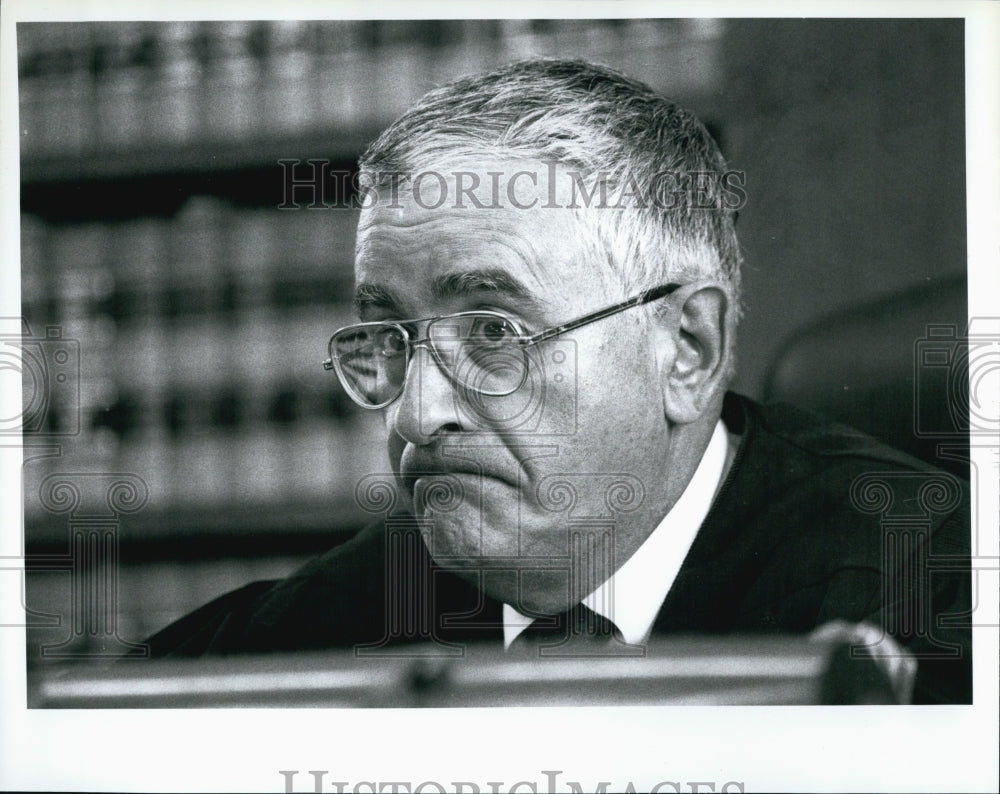 1989 Press Photo Judge Charles Alberti,of Tiffany Moore case, listen to defense. - Historic Images