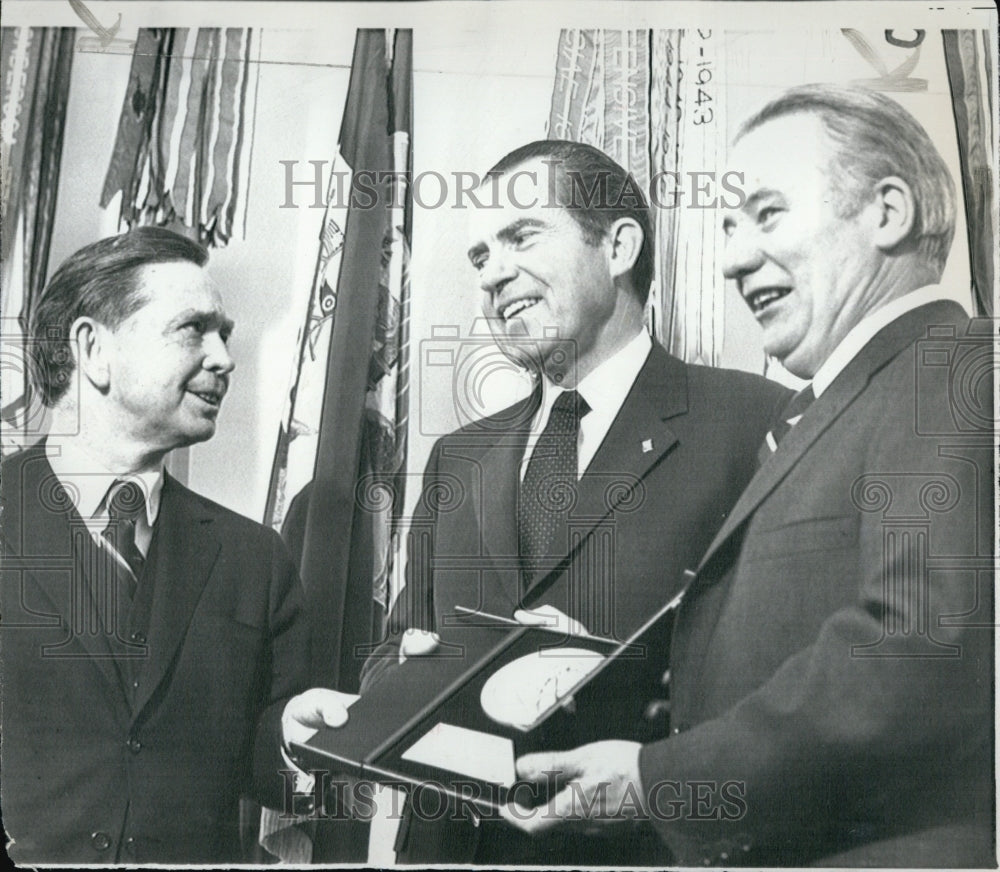 1971 Press Photo Dr. Albert gets American Heart Assoc.award from Pres. Nixon - Historic Images