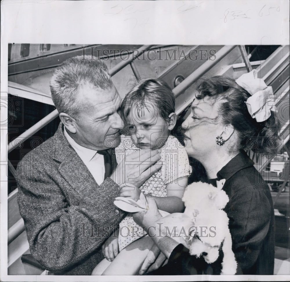 1958 Press Photo Actors Eddie Albert wife Margo adopt daughter Maria del Carmen - Historic Images