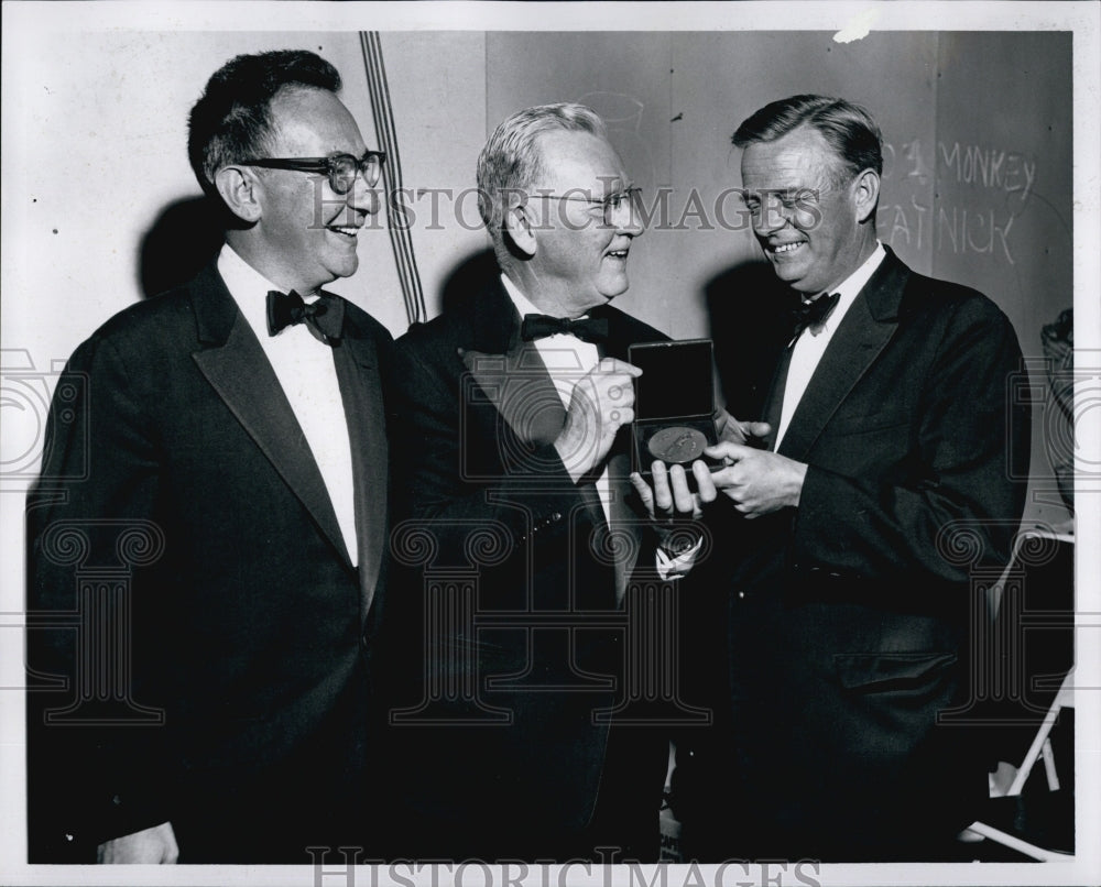 1959 Press Photo Mayor John Hynes received Boston Arts Festival Gold Medal. - Historic Images