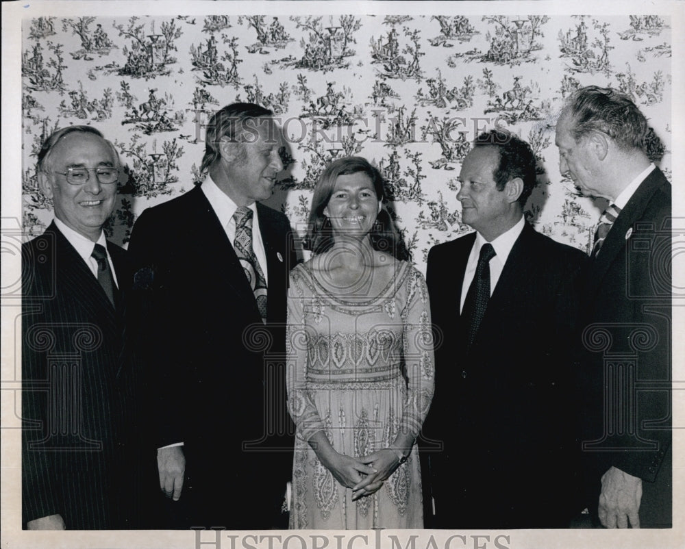 1973 Press Photo Israel Prime Minister Yigal Allon with George Shapiro. - Historic Images