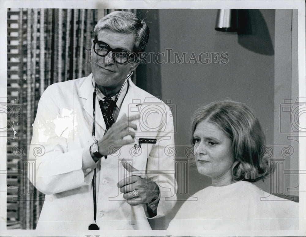 1973 Dick van Dyke and Joyce Van Patten in"The Dick Van Dyke Show". - Historic Images
