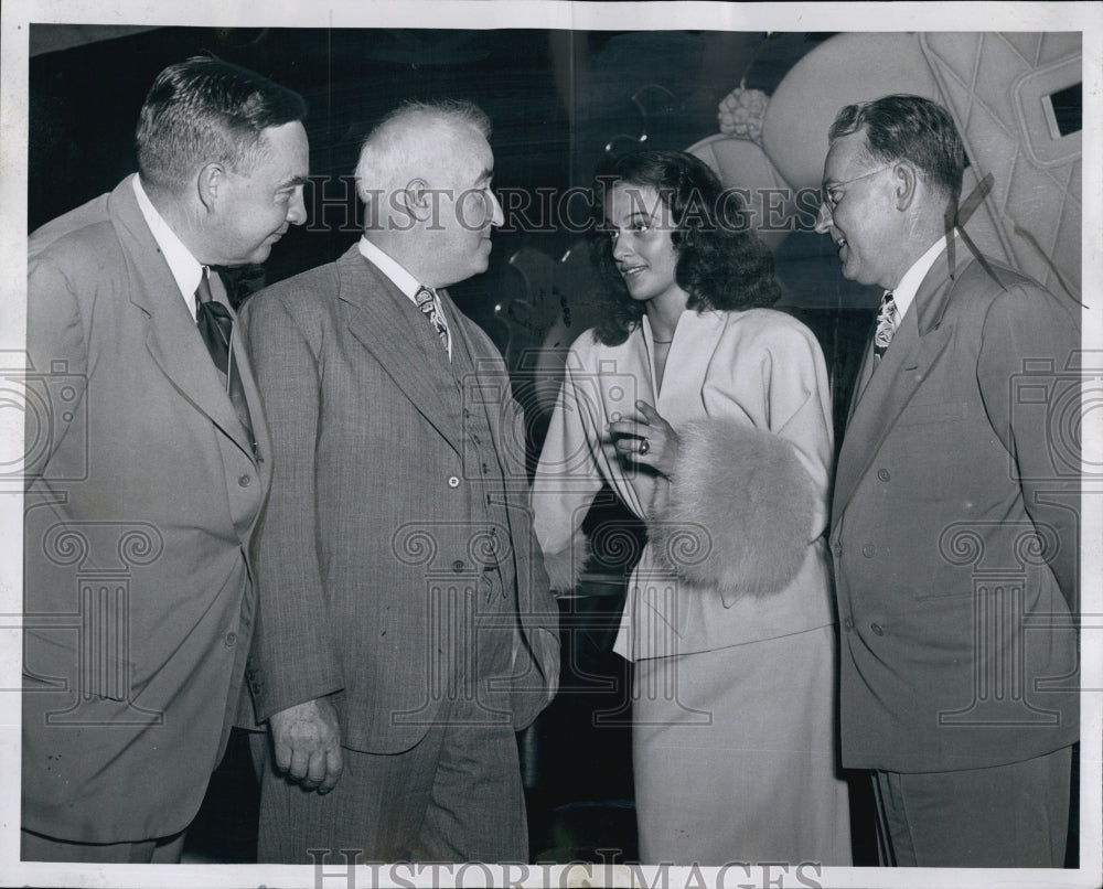 1947 Press Photo Starlet Vonne Lester with D.A. Edmund Dewing, D.A Foley. - Historic Images