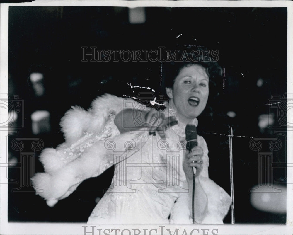 1976 Press Photo Carmel Quinn Irish Singer Entertainer - Historic Images