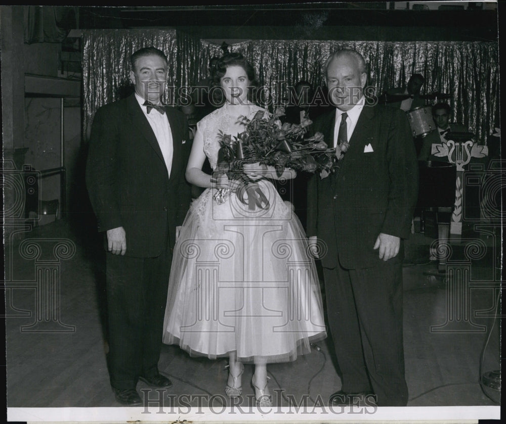 1955 Press Photo Irish Singer Carmel Quinn, presenter with a bouquet Harry Dugan - Historic Images