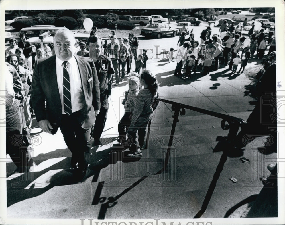 1983 Press Photo Finger Printing Of Kids At Newton Town Hall - Historic Images