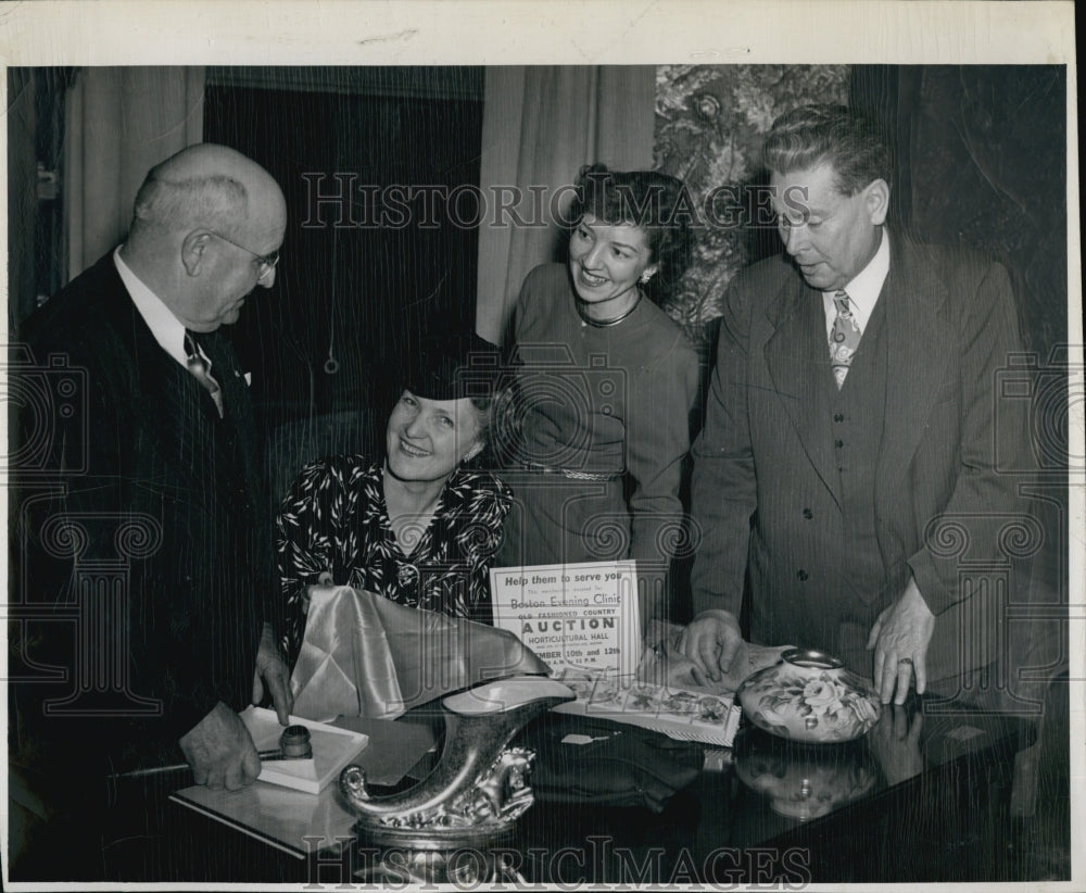 Press Photo Boston Evening Clinic Auction - Historic Images