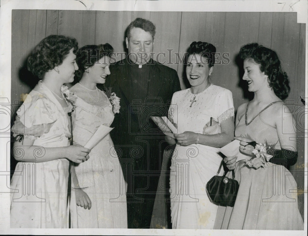 1945 Press Photo Usherettes At Holy Name Concert - Historic Images