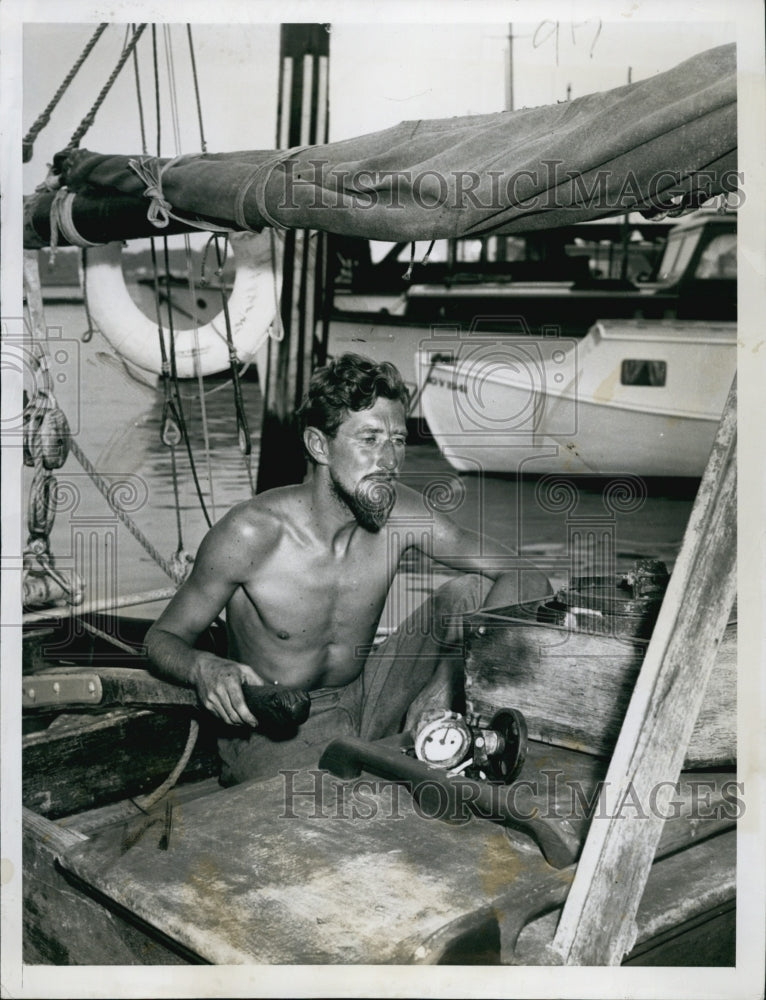 1949 Press Photo Ed Allcard aboard &quot;Temptress&quot; after sailing to New York - Historic Images