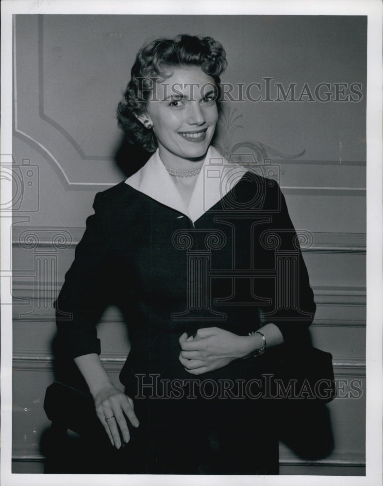 1954 Press Photo Joan Winmill at "Souls in Conflict" - Historic Images
