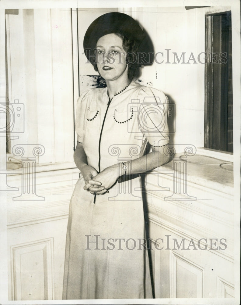 1937 Press Photo Mrs Robert Wing in Salem Court - Historic Images