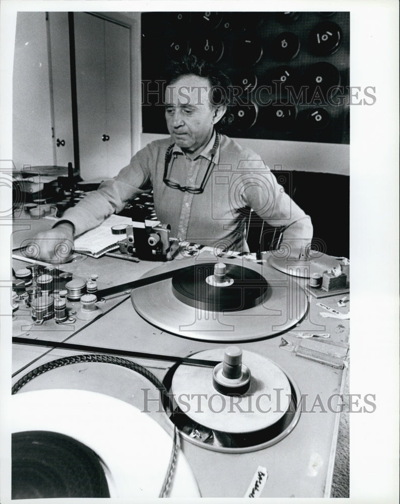 1987 Press Photo Filmmaker Fredrick Wiseman in his Cambridge Studio - Historic Images