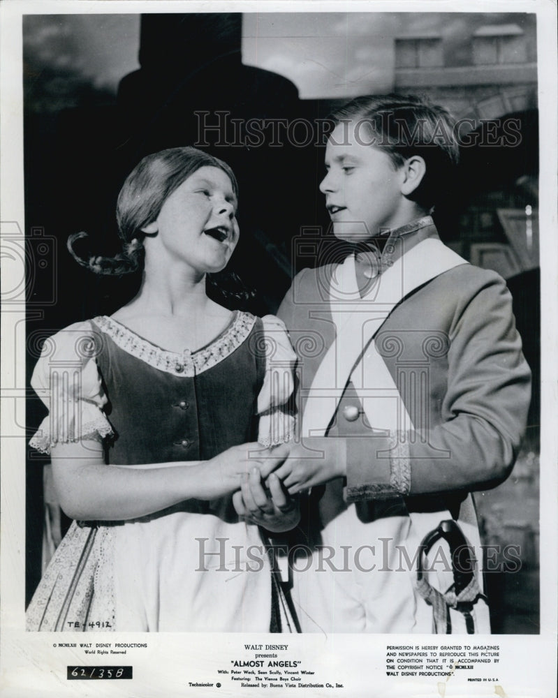 1962 Press Photo Dennis Gilmore and Vincent Winter in "Almost Angels" - Historic Images