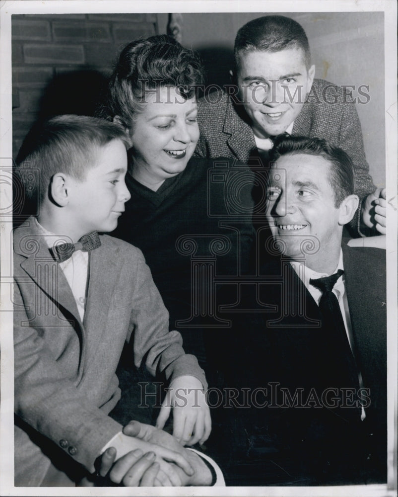 1961 Press Photo Edward Dufault and wife Theresa with sons Gary and Eddie - Historic Images