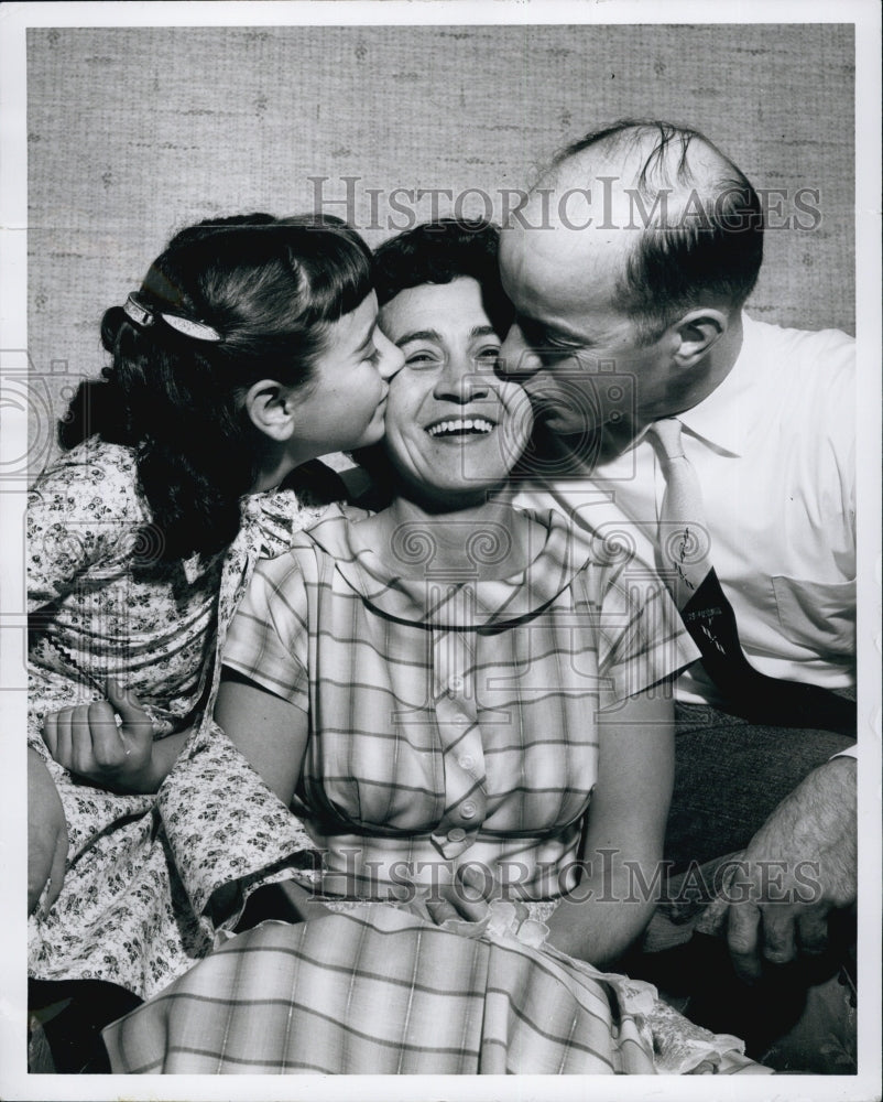 1959 Press Photo Winner Mrs. George Duff kissed by husband &amp; daughter Benise - Historic Images