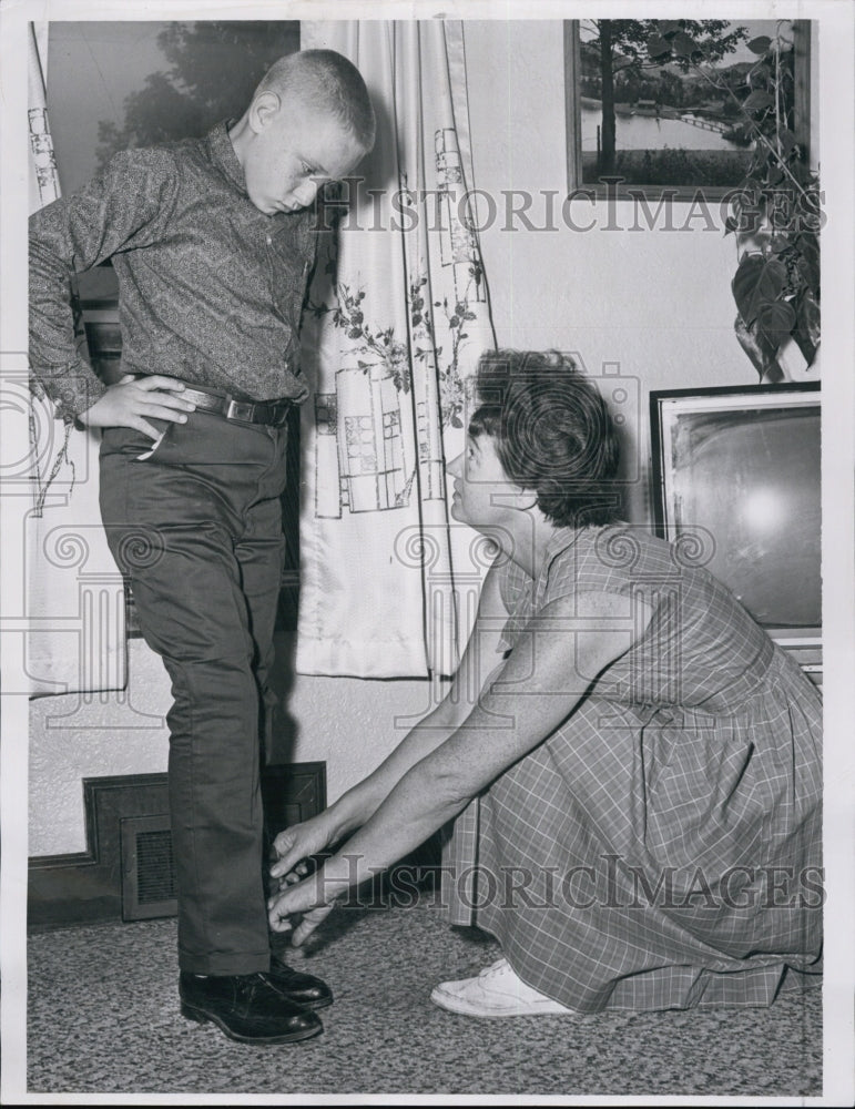 1963 Press Photo Brian Sayer,lost his leg,wears his artificial leg, - Historic Images