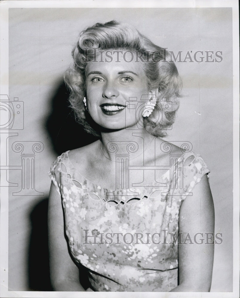 1957 Press Photo Singer Mary Sawyer won settlement after train crash injury - Historic Images